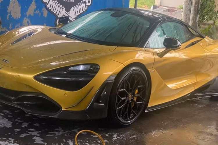 Theo như chia sẻ của chủ nhân, siêu xe mui trần McLaren 720S Spider mới được cho lên bộ mâm mới để hoàn tất bản độ đắt đỏ mình theo đuổi hơn nửa năm qua. Như vậy, sau gần 5 tháng khoác lên mình bản độ body kit carbon của hãng Novitec, McLaren 720S Spider mang ngoại thất màu vàng Solis Elite đã được trang bị mảnh ghép còn thiếu đó chính là bộ mâm hoàn toàn từ sợi carbon của hãng Strasse.
