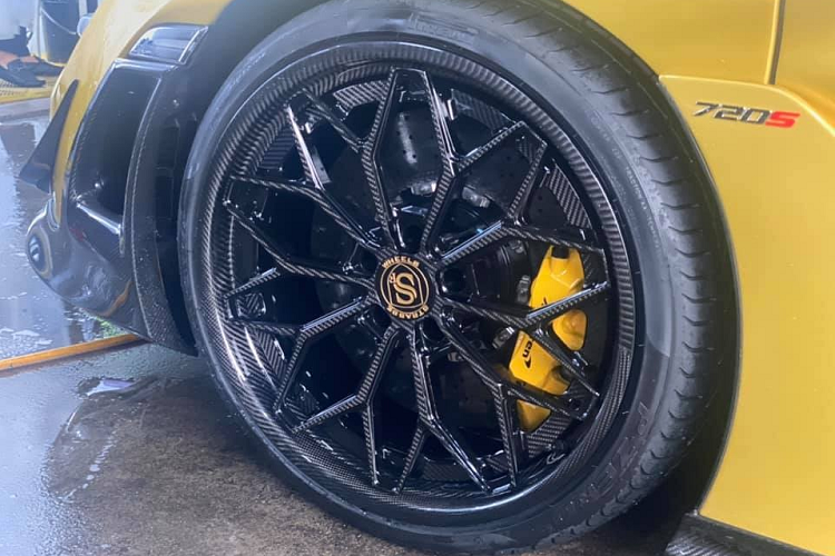 Khác với những người chơi mâm độ khác khi chỉ lựa chọn 1 phần carbon cho la-zăng của xe như viền hoặc các cây mâm, bộ mâm mang mã SV10M Deep Concave FS của Strasse đã được đại gia Đà Nẵng lựa chọn hoàn toàn chất liệu carbon. Chi tiết này đã giúp ngoại hình của xe nổi bật lên hẳn thay vì sơn đen hoặc bạc.