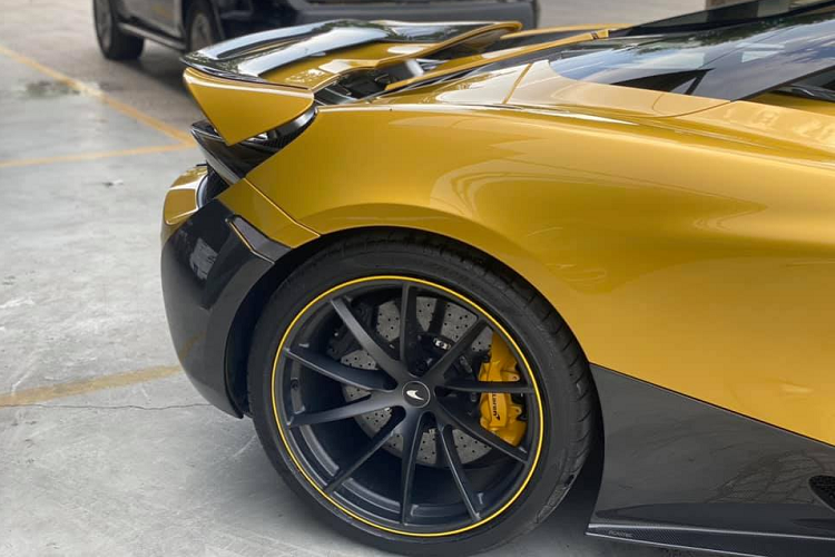 Có khoảng 2 chiếc xe McLaren 720S đã nâng cấp lên bản độ bodykit của Novitec nhưng chủ nhân của xe chọn các gói độ khác nhau. Nếu như siêu xe đang nằm trong garage của Tống Đông Khuê có bản độ chỉ 15 chiếc trên thế giới là N-Largo và thuộc bản Coupe, chiếc xe McLaren 720S độ Novitec còn lại mang bản độ thông dụng hơn và thuộc bản mui trần.