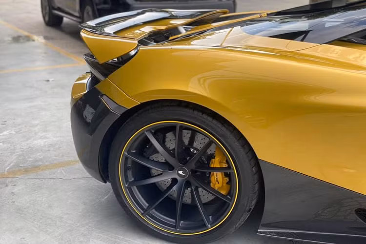 Có khoảng 2 chiếc xe McLaren 720S đã nâng cấp lên bản độ bodykit của Novitec nhưng chủ nhân của xe chọn các gói độ khác nhau. Nếu như siêu xe đang nằm trong garage của Tống Đông Khuê có bản độ chỉ 15 chiếc trên thế giới là N-Largo và thuộc bản Coupe, chiếc xe McLaren 720S độ Novitec còn lại mang bản độ thông dụng hơn và thuộc bản mui trần.