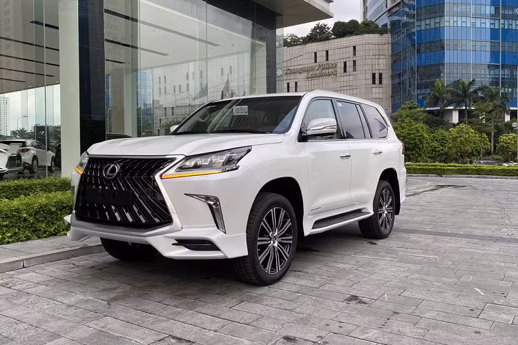 Dự kiến, Lexus LX 2022 sẽ chính thức được bày bán ở thị trường Bắc Mỹ vào nửa đầu năm sau như đối thủ của Cadillac Escalade, BMW X7 và Lincoln Navigator.