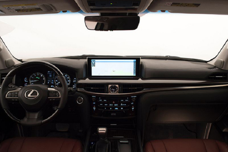 Nếu đúng như vậy, Lexus LX 2022 sẽ được trang bị động cơ xăng V6, tăng áp kép, dung tích 3.5L, thay thế máy xăng V8, hút khí tự nhiên, dung tích 5.7L cũ. Động cơ V6 mới tạo ra công suất tối đa 409 mã lực và mô-men xoắn cực đại 650 Nm. So với máy V8 cũ, động cơ này mạnh hơn 30 mã lực và 108 Nm.