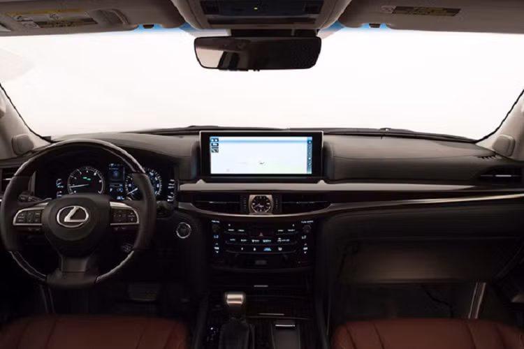 Nếu đúng như vậy, Lexus LX 2022 sẽ được trang bị động cơ xăng V6, tăng áp kép, dung tích 3.5L, thay thế máy xăng V8, hút khí tự nhiên, dung tích 5.7L cũ. Động cơ V6 mới tạo ra công suất tối đa 409 mã lực và mô-men xoắn cực đại 650 Nm. So với máy V8 cũ, động cơ này mạnh hơn 30 mã lực và 108 Nm.