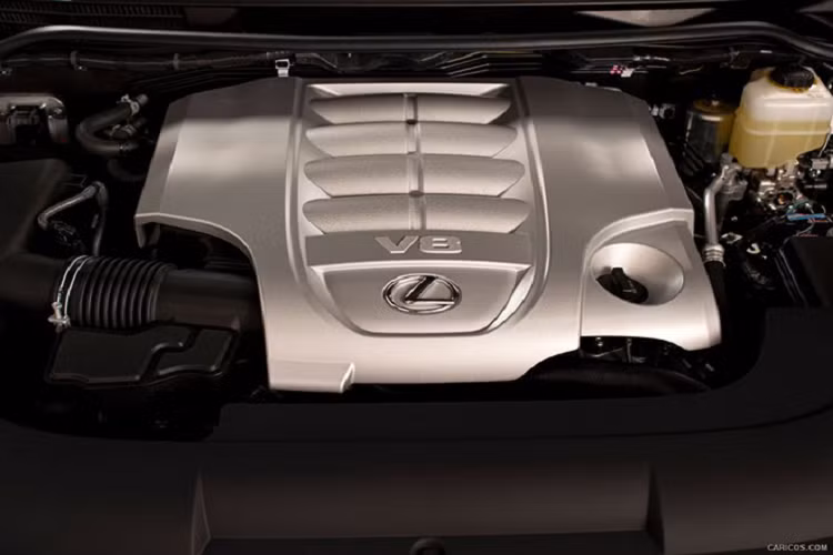 Ngoài ra, trên chiếc Lexus LX 2022 trong đoạn video còn có tem chữ nổi "LX 600" mới. Có vẻ như LX 600 sẽ là bản trang bị cao cấp nhất của dòng Lexus LX thế hệ mới vào thời điểm ra mắt. Tuy nhiên, ở tem chữ nổi "LX 600" không có chữ "h", chứng tỏ xe không dùng hệ truyền động hybrid, Dự kiến, xe sẽ được phát triển dựa trên cơ sở gầm bệ TNGA-F giống Toyota Land Cruiser J300 nên sẽ nhẹ hơn trước. Đồng thời, Lexus LX mới còn dùng chung động cơ với Toyota Land Cruiser 2022.