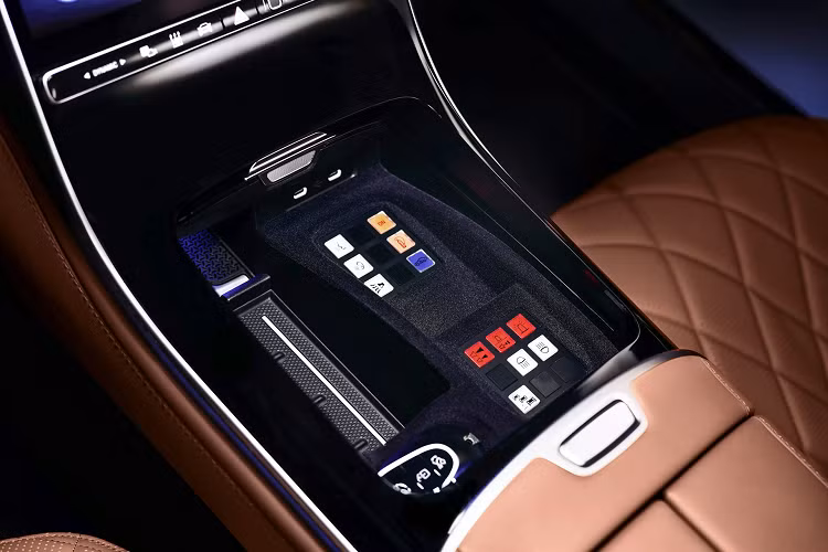 Ngoài ra, S680 Guard 4MATIC còn trang bị hệ thống chừa cháy tự động kích hoạt và hệ thống cung cấp không khí khẩn cấp để bảo vệ hành khách khỏi khói và khí ngạt.