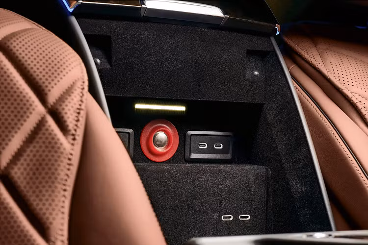 Mức giá xe Mercedes-Benz S680 Guard 4MATIC phiên bản 4 và 5 chỗ ngồi được chào bán từ 457.100 Euro (tương đương 540.000 USD - khoảng hơn 1,2 tỷ đồng).