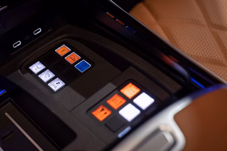 Khách hàng cũng có thể trang bị thêm còi hụ, đèn chớp, hệ thống bộ đàm và hệ thống cảnh báo hoảng loạn. Trong khi đó lốp xe run-flat Michelin PAX được trang bị tiêu chuẩn.