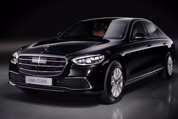 Cấp độ của chiếc Mercedes-Benz S680 Guard 4MATIC chống đạn này có khả năng bảo vệ trước các cuộc tấn công bằng súng trường với kiểu đạn xuyên giáp, chuyên dùng để tấn công xe tăng, xe thiết giáp… Ngoài ra, các bề mặt bên trong của lớp kính được phủ 1 lớp polycarbonate tăng cường nhằm hạn chế vỡ vụn.