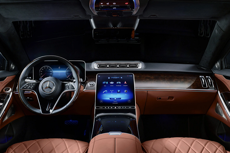 Mercedes-Benz không đơn giản tạo ra một chiếc xe với lớp vỏ và cửa sổ cứng hơn, hãng xe Đức còn tạo nên một mẫu xe hoàn hảo. Ví dụ, để đóng mở dễ dàng cánh cửa chống đạn nặng hơn gấp nhiều lần S-Class tiêu chuẩn, Mercedes đã thiết kế một hệ thống cơ điện hỗ trợ đặc biệt.