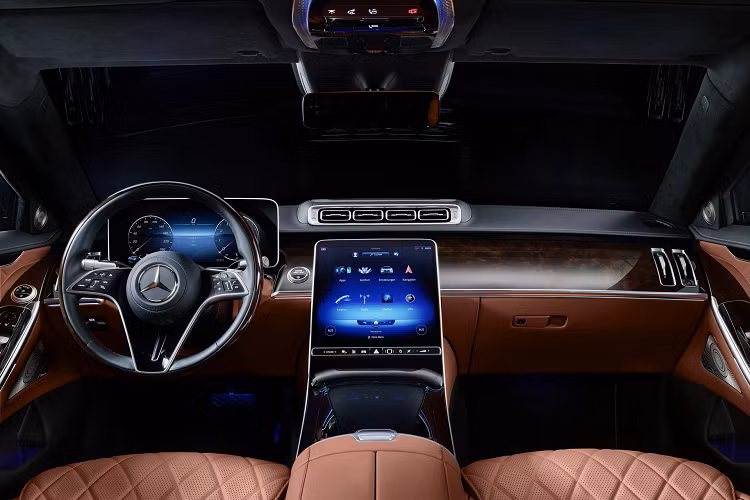 Mercedes-Benz không đơn giản tạo ra một chiếc xe với lớp vỏ và cửa sổ cứng hơn, hãng xe Đức còn tạo nên một mẫu xe hoàn hảo. Ví dụ, để đóng mở dễ dàng cánh cửa chống đạn nặng hơn gấp nhiều lần S-Class tiêu chuẩn, Mercedes đã thiết kế một hệ thống cơ điện hỗ trợ đặc biệt.