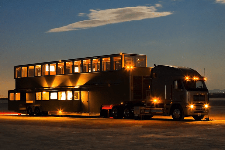 Không nghi ngờ gì, khía cạnh đặc biệt nhất về The Heat là phần nóc mở rộng. Cho dù tính năng này không phải hiếm với xe RV, nhưng bạn khó có thể tìm thấy một chiếc nào có cỡ lớn như vậy ngoài sản phẩm từ Anderson Mobile Estates. Tầng thứ 2 được ẩn trong tầng đầu tiên, nhưng chỉ bằng một nút bấm, 8 pít-tông sẽ đẩy phần nóc ra, nâng nó lên 107 cm và tạo ra tầng trên. Cơ chế này không cho phép một sai lầm nhỏ khi thiết kế, bởi chỉ một lỗi nhỏ thôi cũng có thể ảnh hưởng tới quá trình nâng và hạ tầng 2.