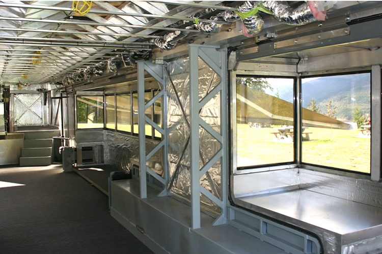 Trái ngược với các báo cáo trước đó, The Heat cũng có một phòng ngủ chính, có thể chuyển đổi thành văn phòng khi cần thiết. Không gian văn phòng phụ có thể trở thành phòng trang điểm và làm tóc, với lối ra vào riêng để nhà tạo mẫu sẽ không “xâm phạm không gian của người nổi tiếng”. Chiếc gương trong khu vực này ẩn giấu 1 trong 14 chiếc TV trên chiếc RV, do vậy người nổi tiếng có thể theo dõi chương trình yêu thích trong khi nhà tạo mẫu thực hiện công việc của mình.