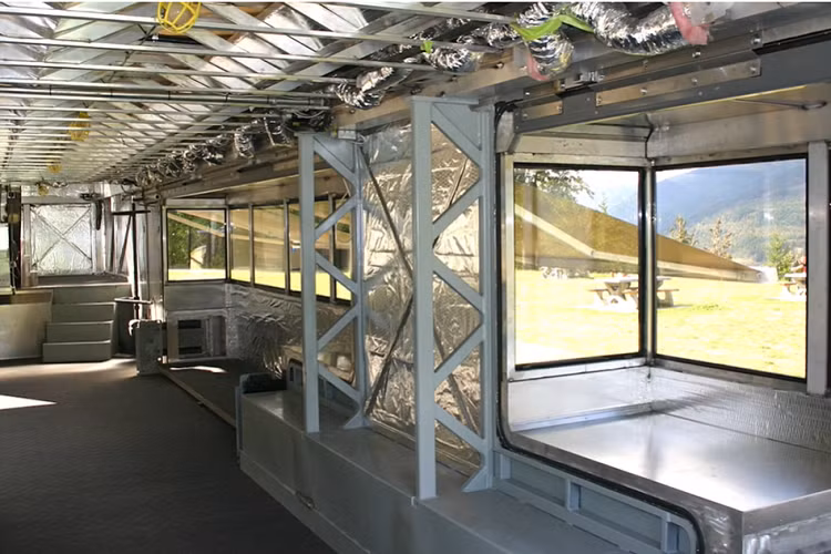 Trái ngược với các báo cáo trước đó, The Heat cũng có một phòng ngủ chính, có thể chuyển đổi thành văn phòng khi cần thiết. Không gian văn phòng phụ có thể trở thành phòng trang điểm và làm tóc, với lối ra vào riêng để nhà tạo mẫu sẽ không “xâm phạm không gian của người nổi tiếng”. Chiếc gương trong khu vực này ẩn giấu 1 trong 14 chiếc TV trên chiếc RV, do vậy người nổi tiếng có thể theo dõi chương trình yêu thích trong khi nhà tạo mẫu thực hiện công việc của mình.