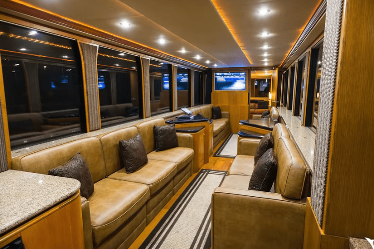 The Heat, còn được gọi là The Studio, là mẫu xe RV dành cho người nổi tiếng đầu tiên của công ty, và vì lý do này mà nó vẫn mang tính biểu tượng cho tới ngày nay. Đây cũng là chiếc xe đầu tiên giới thiệu hệ thống mở rộng đã được cấp bằng sáng chế, bên cạnh 4 khoang trượt ra và những tính năng sang trọng mà bạn có thể thấy trên một chiếc du thuyền thực sự.