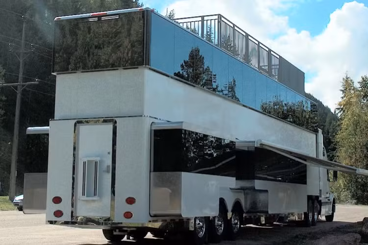 Cầu thang bên trong và hầu hết các đồ nội thất đều được làm bằng một loại gỗ gọi là Oberflex, được sản xuất tại Pháp. Nó trông giống như gỗ rắn nhưng có ưu điểm là siêu chịu lực và chống trầy xước. Ở những vị trí khác, bạn sẽ tìm thấy da thật ngay cả trên trần, đá cẩm thạch trong phòng tắm, và những công nghệ hiện đại khác.