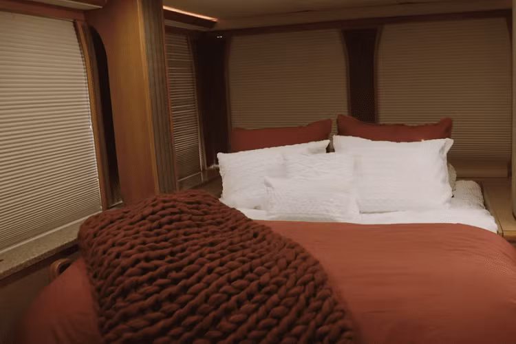 Nó có một nhà bếp đầy đủ trang bị và phòng ăn rộng lớn, một phòng chiếu phim cho 30 người kiêm vai trò phòng hội nghị, một phòng tắm với buồng xông hơi, cửa mở kiểu Star Trek, sử dụng chất liệu da thật từ đầu tới đuôi, các bàn đá granit, cùng những chi tiết trang trí bằng gỗ thật và đá cẩm thạch.