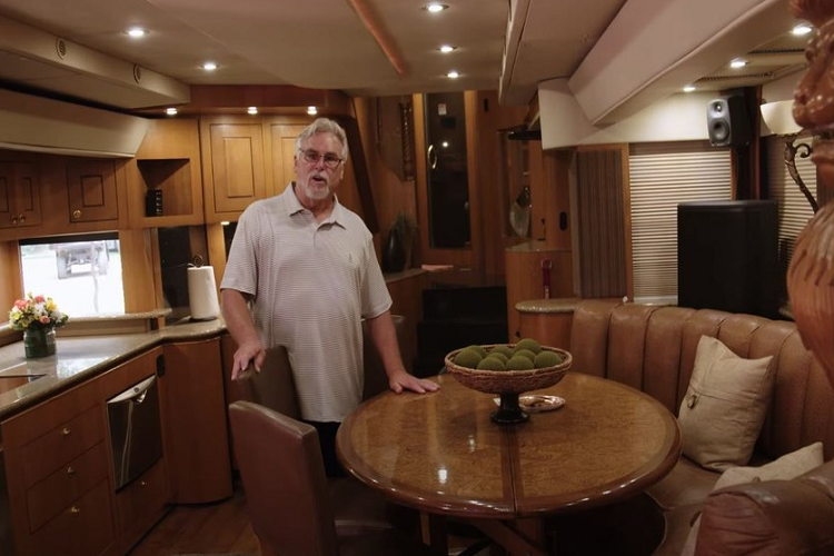 Đây là lúc ông ấy tìm thấy nguồn cảm hứng cho phương tiện sẽ trở thành du thuyền trên cạn được cấp bằng sáng chế duy nhất trên thế giới với tầng thứ 2 có thể mở rộng ra từ tầng thứ 1, một phương tiện mà sau đó trở thành nền tảng cho công ty gia đình Anderson.