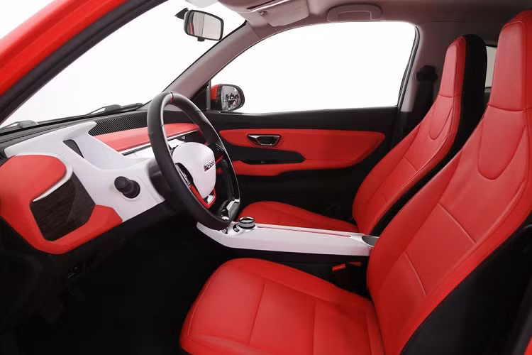 Trên đầu xe, Pocco Meimei có dải đèn LED định vị ban ngày nằm ngang nối với nẹp mạ crôm ở giữa. Ngay bên trên nẹp mạ crôm này là tem chữ nổi "Pocco". Trong khi đó, bên dưới nẹp mạ crôm là cổng sạc của xe. Nằm thấp hơn so với dải đèn LED định vị ban ngày là cụm đèn pha, được đặt trong hốc hình thang và có vỏ màu tối. Ngoài ra, Pocco Meimei còn được trang bị hốc gió trung tâm hình chữ nhật khá rộng.