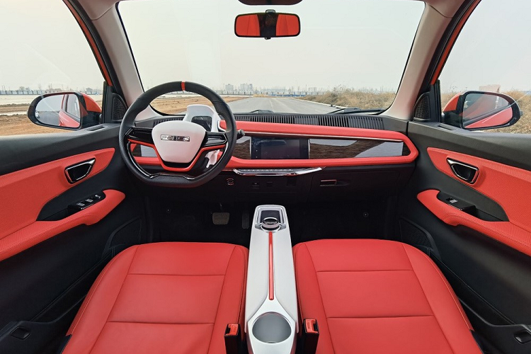 Tương tự Wuling Hongguang Mini EV, Pocco Meimei 2022 mới có kích thước rất nhỏ, bao gồm chiều dài 3.025 mm, chiều rộng 1.500 mm, chiều cao 1.515 mm và chiều dài cơ sở 1.950 mm. So với Wuling Hongguang Mini EV, mẫu ô tô điện này thậm chí còn nhỏ hơn. Tuy nhiên, Pocco Meimei lại sở hữu thiết kế đầu xe và đuôi xe được đánh giá là trông hiện đại hơn Wuling Hongguang Mini EV.