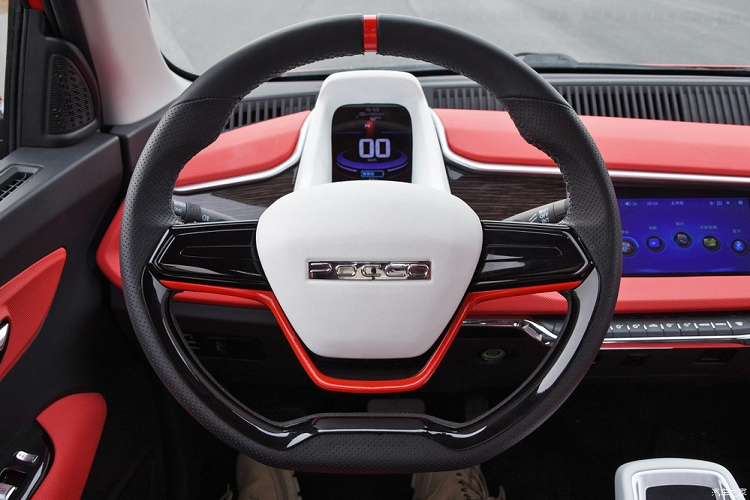 Đằng sau, Pocco Meimei đi kèm cụm đèn hậu nối với nhau bằng dải màu đỏ ở giữa. Phía trên cũng có tem chữ nổi "Pocco" như ở đầu xe. Thêm vào đó là 2 dải đèn phản quang nằm dọc trên cản sau và bộ vành 5 chấu phối 2 màu theo phong cách thể thao.