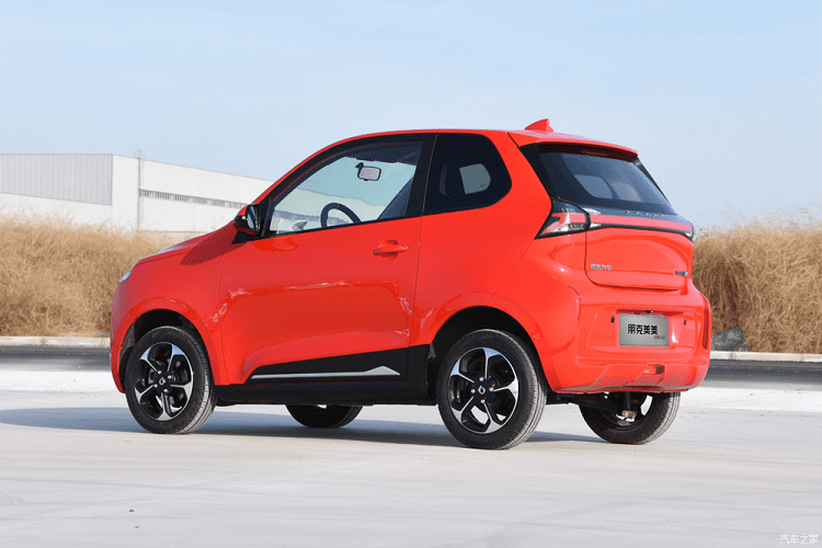 Những trang bị đáng chú ý khác của Pocco Meimei bao gồm cửa sổ chỉnh điện, nút bấm khởi động máy, camera lùi, kết nối Bluetooth và cửa cốp chỉnh điện. Trong khi đó, trang bị an toàn của xe khá cơ bản với hệ thống chống bó cứng phanh ABS, phân phối lực phanh điện tử EBD và hệ thống cảnh báo áp suất lốp. Đó là chưa kể đến hệ thống treo MacPherson phía trước và hệ thống treo bán phụ thuộc đằng sau.