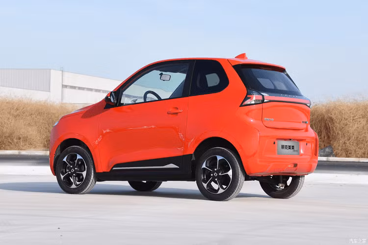 Những trang bị đáng chú ý khác của Pocco Meimei bao gồm cửa sổ chỉnh điện, nút bấm khởi động máy, camera lùi, kết nối Bluetooth và cửa cốp chỉnh điện. Trong khi đó, trang bị an toàn của xe khá cơ bản với hệ thống chống bó cứng phanh ABS, phân phối lực phanh điện tử EBD và hệ thống cảnh báo áp suất lốp. Đó là chưa kể đến hệ thống treo MacPherson phía trước và hệ thống treo bán phụ thuộc đằng sau.