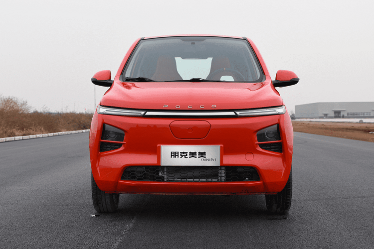 Thứ hai là mô-tơ điện có công suất tối đa 20 mã lực, đi với cụm pin 14,5 kWh, cho phép xe chạy được 170 km sau khi sạc đầy pin.