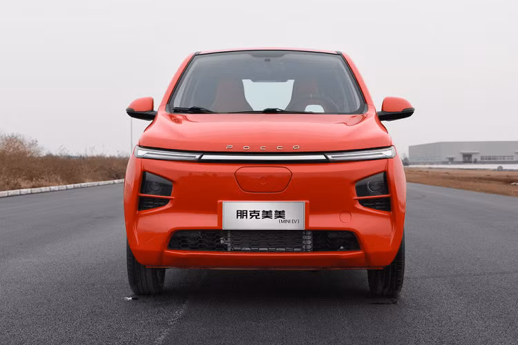 Thứ hai là mô-tơ điện có công suất tối đa 20 mã lực, đi với cụm pin 14,5 kWh, cho phép xe chạy được 170 km sau khi sạc đầy pin.