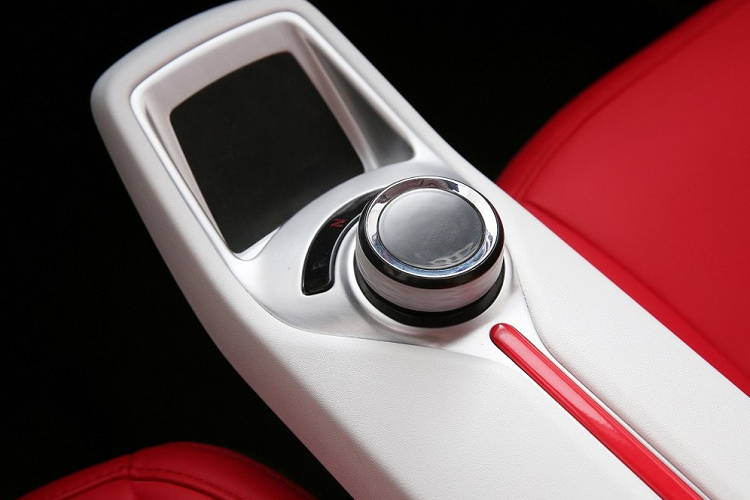 Bên trong Pocco Meimei là không gian nội thất bọc da phối màu đen - đỏ hoặc đen - xanh dương và chỉ có 2 chỗ ngồi. So với Wuling Hongguang Mini EV, mẫu xe này được trang bị tốt hơn với màn hình cảm ứng 7 inch nằm trên mặt táp-lô ốp gỗ và màn hình LCD 5 inch sau vô lăng tích hợp phím chức năng. Bên dưới màn hình trung tâm là hàng nút chỉnh điều hòa được bao quanh bằng viền mạ crôm. Ngoài ra, xe còn có bệ tì tay trung tâm, tích hợp núm xoay chuyển số và ngăn đựng cốc.