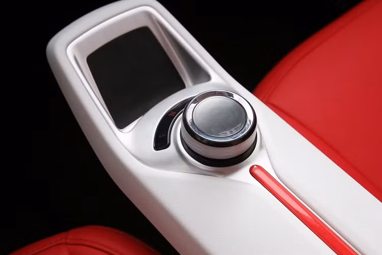 Bên trong Pocco Meimei là không gian nội thất bọc da phối màu đen - đỏ hoặc đen - xanh dương và chỉ có 2 chỗ ngồi. So với Wuling Hongguang Mini EV, mẫu xe này được trang bị tốt hơn với màn hình cảm ứng 7 inch nằm trên mặt táp-lô ốp gỗ và màn hình LCD 5 inch sau vô lăng tích hợp phím chức năng. Bên dưới màn hình trung tâm là hàng nút chỉnh điều hòa được bao quanh bằng viền mạ crôm. Ngoài ra, xe còn có bệ tì tay trung tâm, tích hợp núm xoay chuyển số và ngăn đựng cốc.