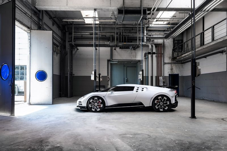 Theo Bugatti, Centodieci được cấu tạo với rất nhiều chi tiết làm từ sợi carbon. Điều này góp phần giúp mẫu xe này có trọng lượng nhỏ hơn tới 20 kg kho so sánh với "đàn anh" Chiron.