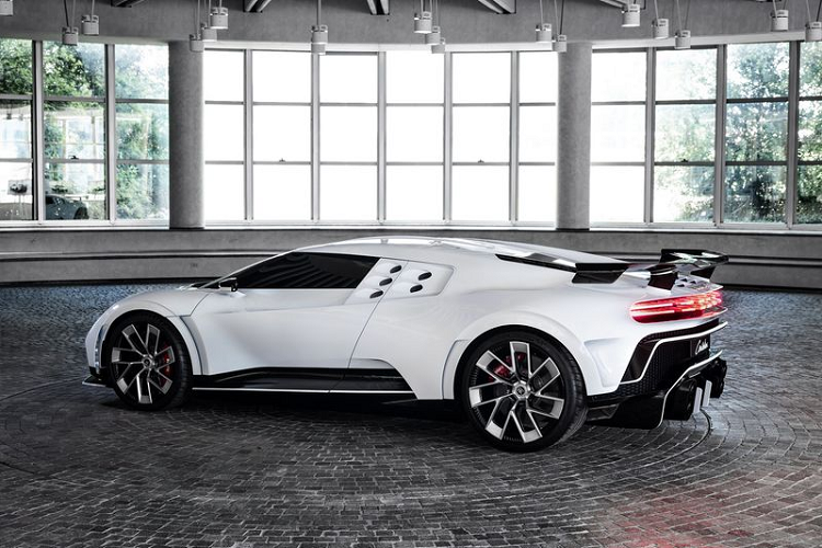 Đối với cá nhân chàng cầu thủ nổi tiếng Cristiano Ronaldo, ngoài nổi tiếng khắp thế giới nhờ tài năng, sự phi thường trên sân cỏ, anh còn được biết tới với niềm đam mê tốc độ và sở hữu trong tay hàng loạt xế hộp đình đám bậc nhất. Bộ sưu tập siêu xe của CR7 tính tới nay đã đầy đủ các thương hiệu như Ferrari, Lamborghini, Rolls-Royce, Range Rover và thậm chí là một vài chiếc Bugatti...