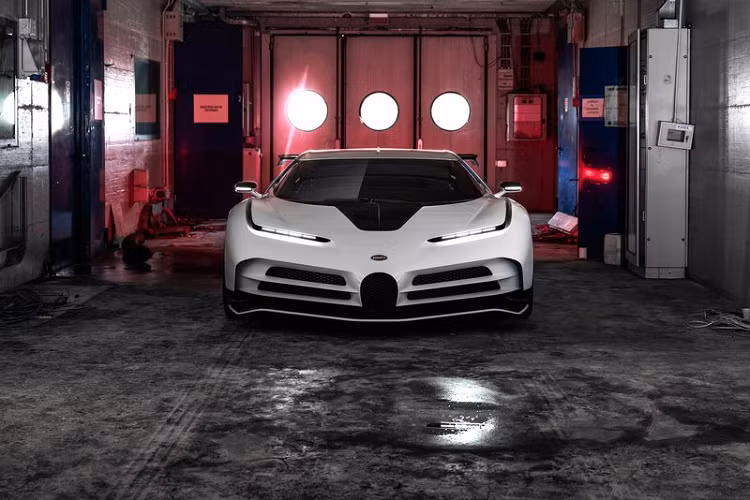 Về truyền động, Bugatti Centodieci được trang bị khối động cơ W16 8.0L với 4 bộ tăng áp cực kỳ khủng khiếp, cho ra công suất tối đa 1.600 mã lực. Từ đó, hypercar Bugatti Centodieci chỉ mất khoảng thời gian là 2,4 giây để tăng tốc từ 0 - 100 km/h, trước khi đạt vận tốc tối đa điện tử 380 km/h.