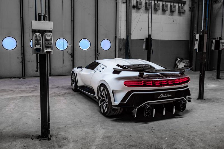 Có vẻ siêu xe Bugatti Centodieci là món quà sinh nhật sớm mà Cristiano Ronaldo tự tặng chính bản thân mình sau một năm nỗ lực, đồng thời cũng là để ăn mừng chiến thắng của Juventus ở giải Serie A.