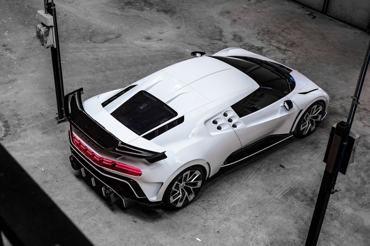 Về thiết kế ngoại thất, Bugatti Centodieci vẫn thừa hưởng nguyên những giá trị cốt lõi của hãng siêu xe tới từ nước Pháp. Ở phần đầu xe, không thể thiếu đi sự xuất hiện của bộ lưới tản nhiệt hình móng ngựa đặc trưng, "cặp mắt" LED được vuốt móng và kéo dài tới trên hộc bánh xe. Phía bên dưới, Centodieci còn nổi bật với những nan hút gió sơn đen, tạo cái nhìn thể thao tột độ.