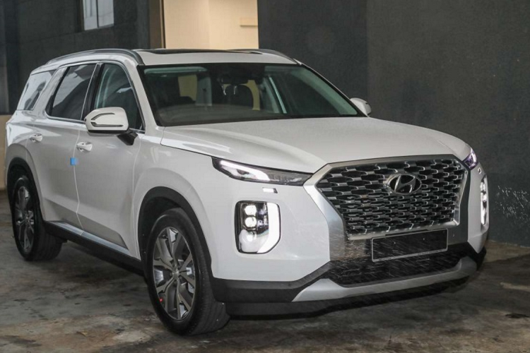 Cấu hình hệ truyền động đầu tiên cho Hyundai Palisade 2022 mới tại Malaysia là loại máy dầu tăng áp 4 xy-lanh 2.2L cho ra công suất tối đa 200 mã lực tại 3.800 vòng/phút và momen xoắn cực đại 440 Nm tại 1.750 - 2.750 vòng/phút. Đi kèm là hộp số tự động 8 cấp và hệ dẫn động 4 bánh toàn thời gian, cho phép chiếc SUV cỡ lớn tăng tốc từ 0 - 100 km/h trong 10,2 giây và đạt tốc độ tối đa 190 km/h.