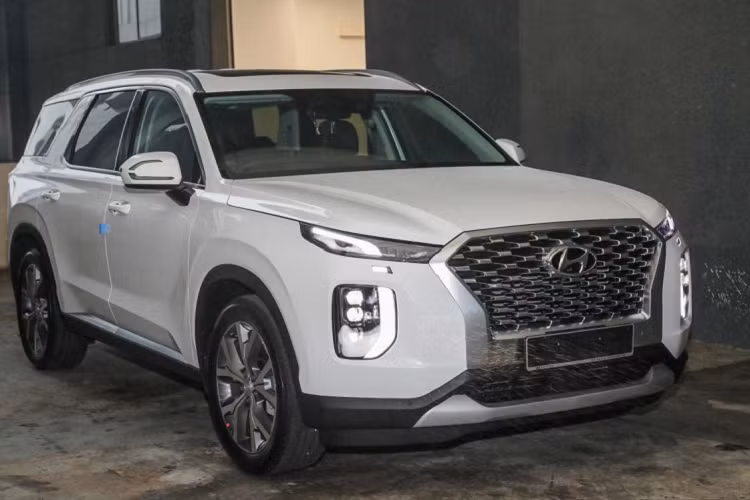 Cấu hình hệ truyền động đầu tiên cho Hyundai Palisade 2022 mới tại Malaysia là loại máy dầu tăng áp 4 xy-lanh 2.2L cho ra công suất tối đa 200 mã lực tại 3.800 vòng/phút và momen xoắn cực đại 440 Nm tại 1.750 - 2.750 vòng/phút. Đi kèm là hộp số tự động 8 cấp và hệ dẫn động 4 bánh toàn thời gian, cho phép chiếc SUV cỡ lớn tăng tốc từ 0 - 100 km/h trong 10,2 giây và đạt tốc độ tối đa 190 km/h.