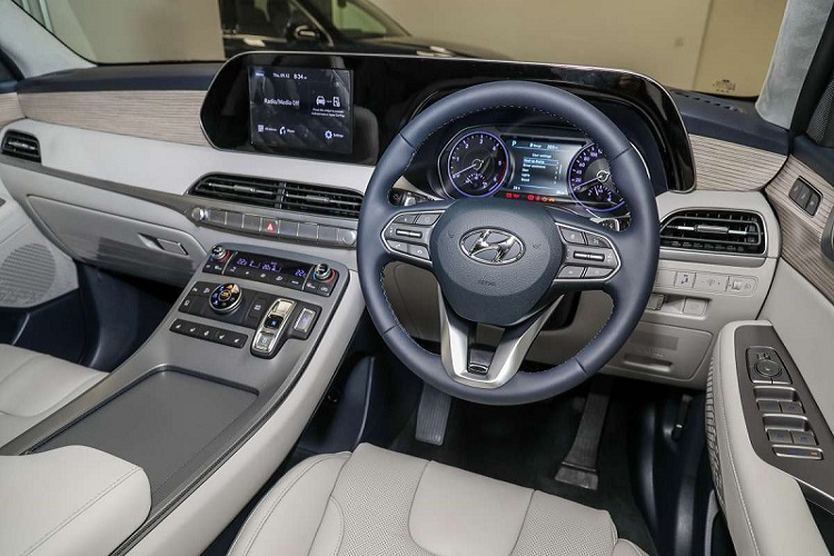 Với kích thước DxRxC lần lượt là 4.980 x 1.975 x 1.750 mm, Palisade trở thành mẫu SUV lớn nhất trong dòng sản phẩm của Hyundai hiện đang được phân phối tại Malaysia. Hyundai Palisade có trục cơ sở 2.900mm, cung cấp một khoang nội thất rộng rãi với khoảng để chân tốt, đặc biệt là ở hai hàng ghế sau.