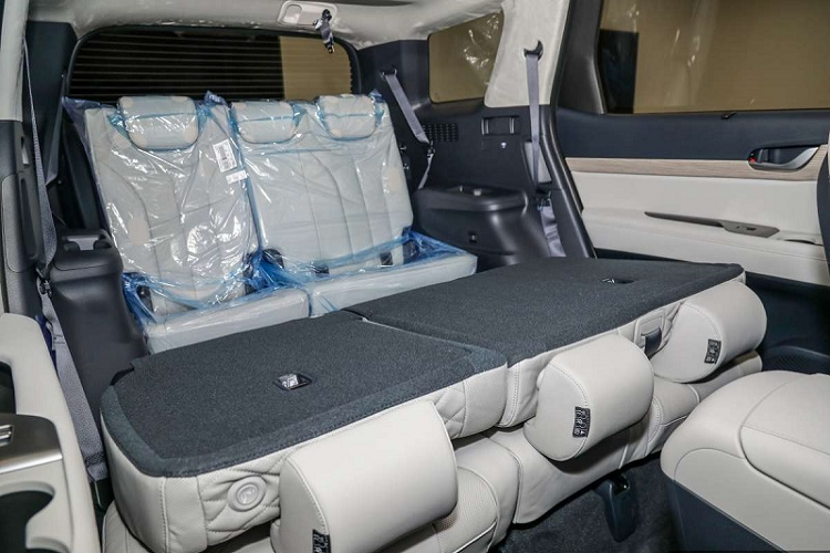 Việc ra vào hàng ghế thứ ba có thể thực hiện một cách dễ dàng nhờ nghiêng và trượt hàng ghế thứ hai thông qua một nút bấm tích hợp. Ngoài ra, hàng ghế thứ hai cũng có thể gập lại để mở rộng không gian chứa hành lý.