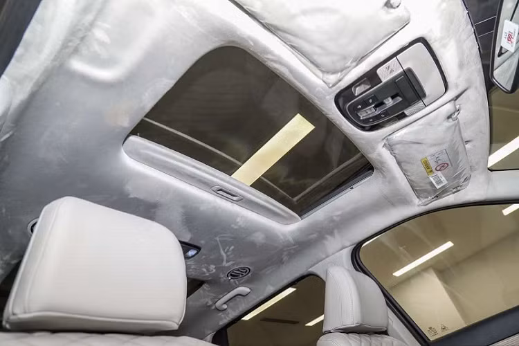 Về trang bị, Hyundai Palisade được trang bị bộ mâm hợp kim 20 inch, phanh tay điện tử, hệ thống đèn chiếu sáng dạng LED, gương chiếu hậu chỉnh điện tích hợp chức năng sưởi,...