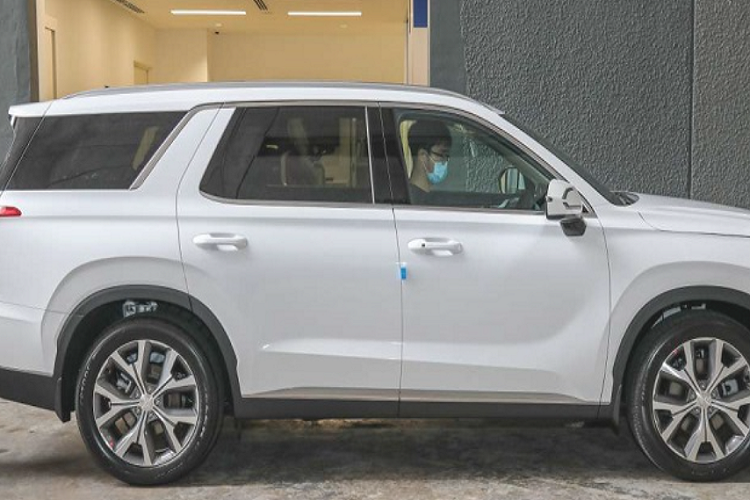 Đối với phiên bản máy dầu, giá xe Hyundai Palisade 2022 bán ra tại Malaysia là 328.888 RM (khoảng 1,8 tỷ đồng) cho bản 8 chỗ và 348.888 RM (khoảng 1,9 tỷ đoongf) đối với bản 7 chỗ. Mức giá tương ứng cho phiên bản máy xăng là 338.888 RM (khoảng 1,85 tỷ đồng) và 358.888 RM (khoảng 1,96 tỷ đồng).