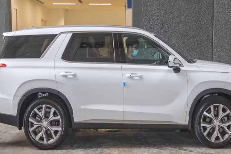 Đối với phiên bản máy dầu, giá xe Hyundai Palisade 2022 bán ra tại Malaysia là 328.888 RM (khoảng 1,8 tỷ đồng) cho bản 8 chỗ và 348.888 RM (khoảng 1,9 tỷ đoongf) đối với bản 7 chỗ. Mức giá tương ứng cho phiên bản máy xăng là 338.888 RM (khoảng 1,85 tỷ đồng) và 358.888 RM (khoảng 1,96 tỷ đồng).