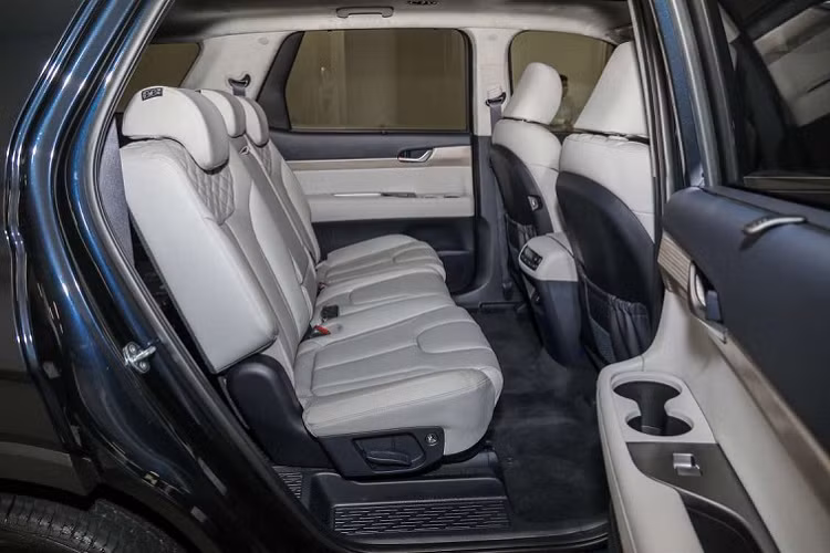 Ở bên trong là trang bị cửa sổ trời kép, ghế lái chỉnh điện 12 hướng tích hợp chức năng sưởi ấm/thông gió, màn hình công cụ kỹ thuật số 7 inch, màn hình trung tâm cảm ứng 8 inch tương thích Apple CarPlay/Android Auto không dây, hệ thống âm thanh 6 loa, chìa khóa thông minh, màn hình hiển thị trên kính lái, lẫy chuyển số, bốn chế độ lái, cần gạt mưa tự động,...