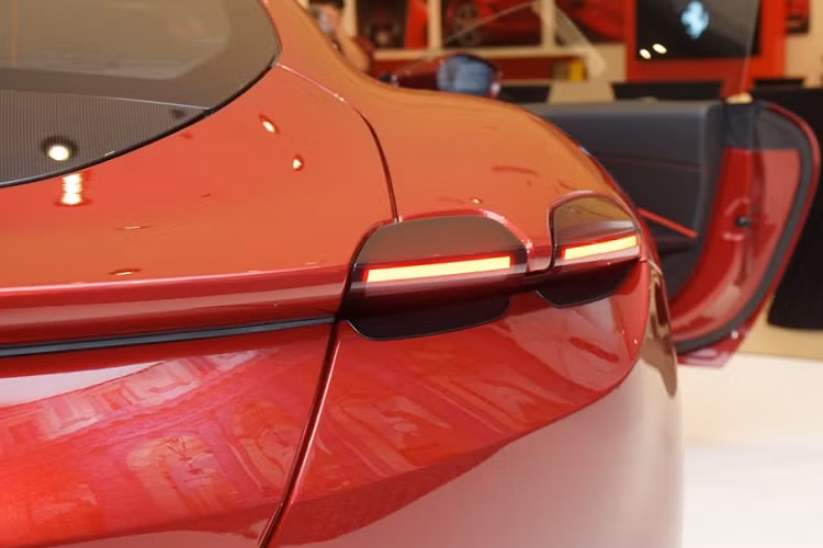 Ferrari Roma hoàn toàn mới chính là sản phẩm mà hãng xe Ý dành tặng cho các khách hàng từng phàn nàn rằng họ không có siêu xe 4 chỗ ngồi đúng nghĩa nào để vừa trải nghiệm tốc độ, vừa chở cả gia đình và quan trọng hơn là ngoại hình thật sự ấn tượng.