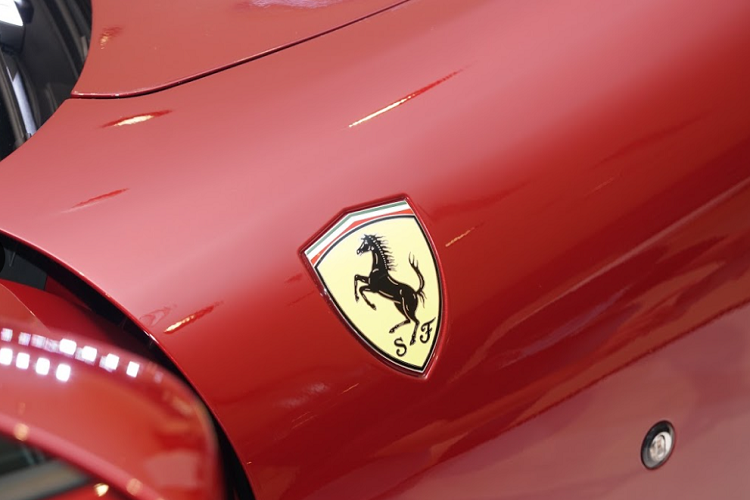 Trước đó, tại Việt Nam đã có hai chiếc siêu xe Ferrari Roma về nước theo diện nhập khẩu không chính hãng. So với 2 chiếc này, siêu xe Ferrari Roma chính hãng mới xuất hiện tại Việt Nam sở hữu điểm nhấn khác biệt là màu sơn đỏ rất cá tính mang tên gọi Rosso California. Đây là màu sơn chưa có trong bảng màu tuỳ chọn mà hãng Ferrari đưa ra để khách tham khảo.