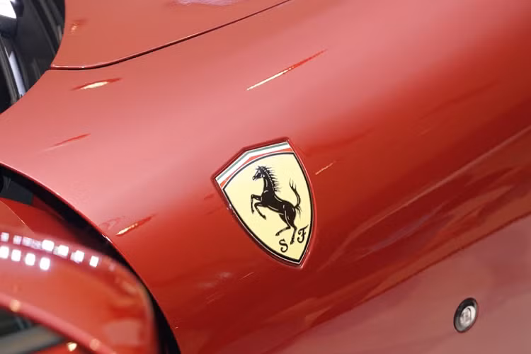 Trước đó, tại Việt Nam đã có hai chiếc siêu xe Ferrari Roma về nước theo diện nhập khẩu không chính hãng. So với 2 chiếc này, siêu xe Ferrari Roma chính hãng mới xuất hiện tại Việt Nam sở hữu điểm nhấn khác biệt là màu sơn đỏ rất cá tính mang tên gọi Rosso California. Đây là màu sơn chưa có trong bảng màu tuỳ chọn mà hãng Ferrari đưa ra để khách tham khảo.