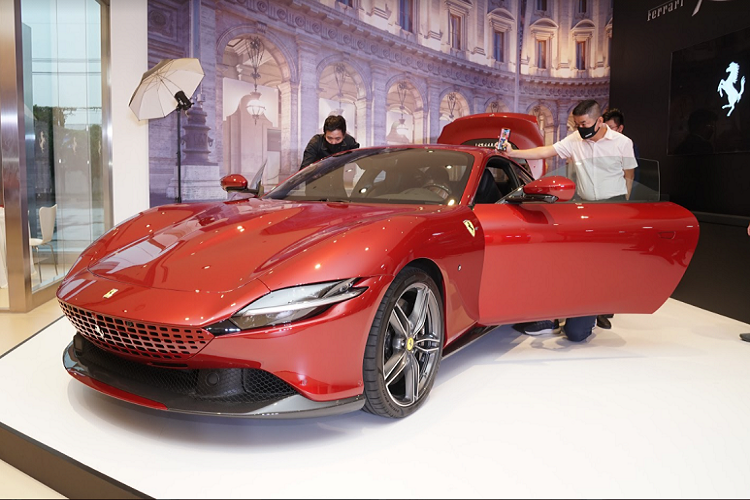 Sau gần 18 tháng có mặt tại thị trường Việt Nam với công việc chính là sửa chữa và bảo dưỡng siêu xe Ferrari, đại lý Supreme Auto cho biết sẽ phân phối chính hãng các mẫu xe "ngựa chồm". Động thái của Supreme Auto được đưa ra sau nhiều tháng nghiên cứu và cho rằng khách hàng Việt có nhu cầu mua siêu xe Ferrari chính hãng.