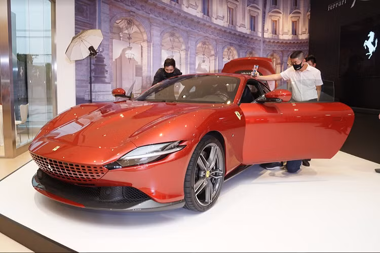 Sau gần 18 tháng có mặt tại thị trường Việt Nam với công việc chính là sửa chữa và bảo dưỡng siêu xe Ferrari, đại lý Supreme Auto cho biết sẽ phân phối chính hãng các mẫu xe "ngựa chồm". Động thái của Supreme Auto được đưa ra sau nhiều tháng nghiên cứu và cho rằng khách hàng Việt có nhu cầu mua siêu xe Ferrari chính hãng.