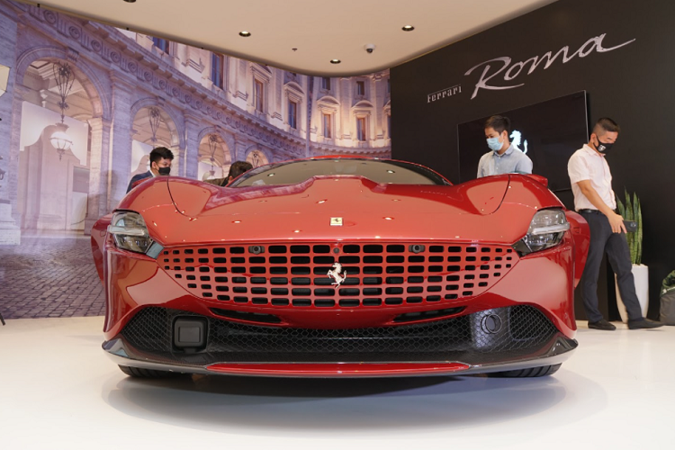 “Chúng tôi thực sự vui mừng khi được chia sẻ với mọi người khoảnh khắc đặc biệt này khi các chủ sở hữu Ferrari tại Việt Nam có thể cá nhân hóa chiếc xe của riêng mình với màu sắc, chất liệu cũng như trang bị tùy chọn, đồng thời có thể trải nghiệm văn hóa Ferrari tương tự như những khách hàng khác trên thế giới. Chào mừng đến với chương mới trong hành trình của chúng tôi”, Richard Kim, Tổng giám đốc của Supreme Auto, cho biết.