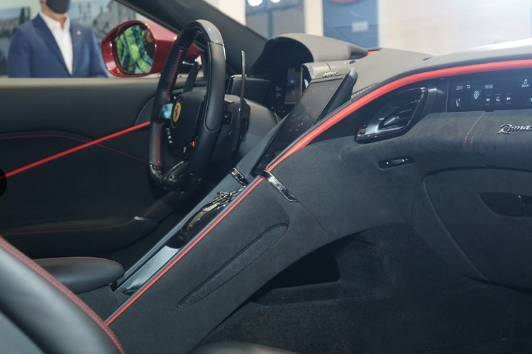 Không thể nói rằng Ferrari Roma sinh ra để kế thừa những gì mà các mẫu xe 4 chỗ ngồi như FF hay GTC4Lusso để lại. Nói đúng hơn thì Ferrari Roma mở ra một tương lai mới cho dòng siêu xe gia đình của hãng xe "ngựa chồm".